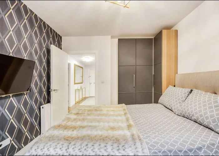 Chelsea Chic: An Upscale And Modern Flat