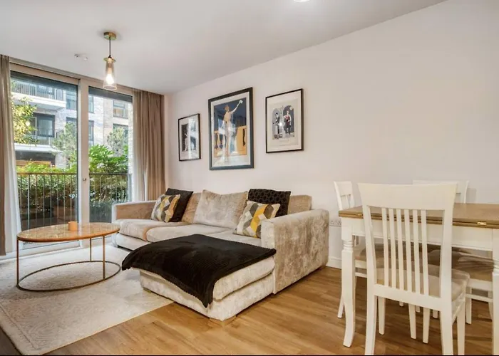 Chelsea Chic: An Upscale And Modern Flat