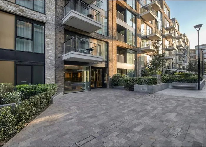 Chelsea Chic: An Upscale And Modern Flat